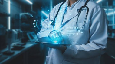 Elinde DNA hologramıyla tablet tutan yetenekli bir tıp çalışanına yaklaş. Hasta semptomlarını analiz etmek için profesyonel doktor DNA örneği veya genetik materyal. Teknoloji yeniliği. İyileştirici.