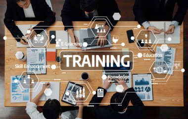 Teknolojiyle dolu modern bir ofis alanında tartışma ve işbirliği yapan profesyonellerin yer aldığı dinamik bir iş toplantısında eğitim ve beceri geliştirme üzerinde duruldu. Dostluk