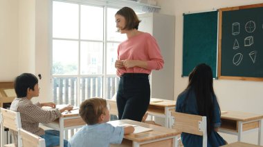 Sınıfta çeşitli çocuklar sınıf ödevlerini yaparken, Kafkasyalı öğretmen sınıfta yürüyor ve öğrenci ödevlerini kontrol ediyor. Çeşitli zeki öğrenciler ilkokulda ders veriyor ve not alıyor. Pedagoji.