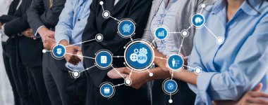 Çeşitli iş adamları dijital arayüz kullanarak kilit performans göstergelerini analiz etmek ve başarı için kooperatif stratejiler sergilemek için işbirliği yaparlar. Dostluk