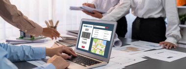 İç mimar tasarımcı grubu, daha kesin tasarım için planlar ve dizüstü bilgisayar ekran mimari yazılımı üzerinde birlikte tartışıyorlar. Modern ev tasarımı ve yenileme. İçgörü