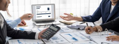 İş zekası ve veri analizi kavramı. Analizci ekibi laptop ekranında finansal veri analizi üzerinde çalışıyor. Etkili iş stratejik planlama için pazarlama göstergesi olarak. İçgörü