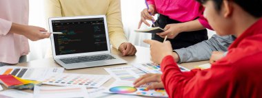 Uygulama ve program kodlaması için bilgisayar ekranında yazılım geliştirme programlama