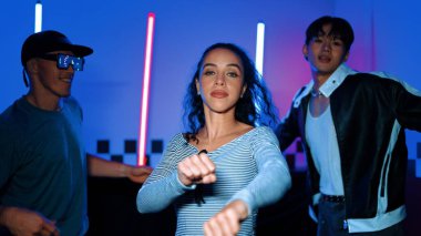 Farklı sokak dansçıları partilerde neon ışıklarıyla şehir pop müziğine taşınırken erkekler süslü gözlükler takıyor. Çekici hipster kameraya bakarken dans eder ya da pratik yapar. Mutluluk.