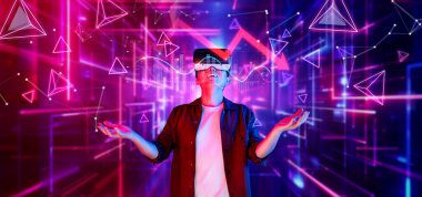 Ekonomik eğilimler ve krizlerin soyut sembolleriyle çevrili bir kişi, teknoloji ve finans arasındaki bağlantıyı vurguluyor. XDMCP