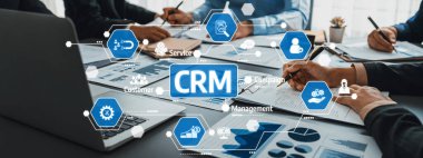 İş zekası ve veri analizi kavramı. İş stratejik planlamasının pazarlama göstergesi olarak kağıt üzerinde finansal veri analizi üzerinde çalışan bir grup analist. İçgörü Dostluğu