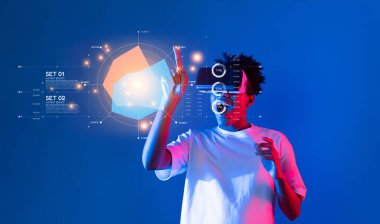 Genç bir adam sanal gerçeklik teknolojisiyle ilgileniyor, modern dijital ortamda veri ve analizleri keşfediyor, yenilik sergiliyor ve interaktif tasarım sergiliyor. XDMCP