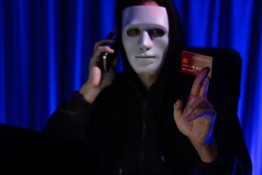 Kredi kartı sahibini arayıp gizli bilgilerle tehdit etmek için beyaz suçlu maskesi. Tüm veritabanları, güvenlik ihlali yapmaya çalışarak şifre şifreleme yapmak için. Bireysel.