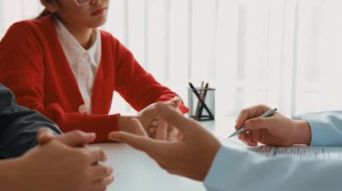 Çift, kısmen hamilelik planlaması için hastanede jinekologla doğum danışmanlığına gidiyor. Karı ve koca doktor randevusu boyunca dikkatle dinlerler. Ağır çekim. Katı.