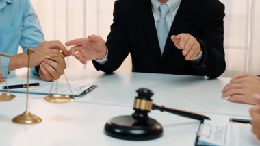 Avukat, hukuk bürosunda pazarlık yoluyla iş anlaşmazlığını çözmek için iki taraf arasında uzlaşma teklif ediyor. Yasal arabuluculuk ve çatışma çözme servisi. Ağır çekim. Katı.