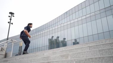 Başarılı bir iş adamı yürürken satışların artmasını kutluyor. Mutlu proje yöneticisi ya da erkek lider başarılı bir projeyle gurur duyuyor, terfi alıyor, iş buluyor. Aşırı sevinç ve mutluluk. Sevinçli..