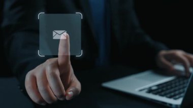 İş adamı e-posta kutusunu kontrol ediyor, daha iyi verimlilik için mesajları düzenliyor ve önceliklerini belirliyor. Etkili iletişim için akıllı e-posta teknikleri öğren. Kullanıcı Kimliği