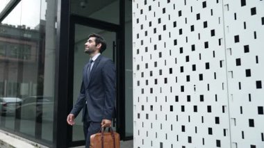 Terfiyi kutlamak ya da sokakta yürürken iyi haberler almak için yürüyen ve dans eden yetenekli bir iş adamı. Yetenekli proje yöneticisi ya da lider aşırı sevinç duygularını ifade ediyor. Sevinçli.