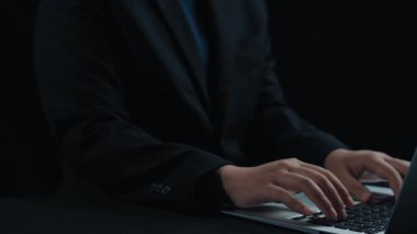 Yapay zeka sanal asistanı Chatbot ile yapay zeka konsepti ile insan etkileşimi, yapay zeka mühendisliği, LLM yapay zeka derin öğrenimi iş desteği için üretken yapay zeka kullanımı. Kullanıcı Kimliği