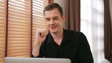 Çevrimiçi iş yapan mutlu bir işadamı, uzaktan kumandalı çalışan, ev işlerinde ticaret yapan. İşletme yönetiminin online kursu için dizüstü bilgisayar kullanan genç bir üniversite öğrencisi. Düzenle