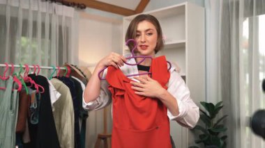 Kadın nüfuzlu kişi video görüntülerini canlı yayınlıyor. Kıyafetler sosyal medyada ya da blogda yer alıyor. Stüdyo ışıklandırmalı mutlu genç kız çevrimiçi pazarlama oturumu yayını için..