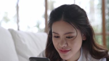 Kadın alışverişi ya da internet pazarında online ödeme modern yaşam tarzı için satılık eşyalar arıyor ve canlı siber güvenlik yazılımı tarafından korunan cüzdandan çevrimiçi ödeme için kredi kartı kullanıyor
