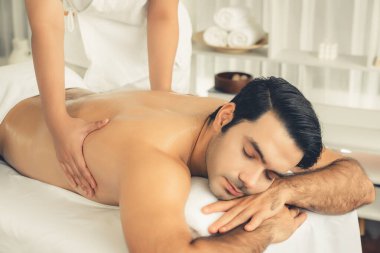 Kafkas erkek müşteri stres önleyici spa masajının keyfini çıkarıyor ve lüks otel veya oteldeki gündüz açık hava ortamında güzellik derisi eğlencesi ile şımartıyor. Sessiz.