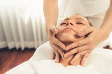 Kafkasyalı kadın stres önleyici kafa masajından ve lüks tatil beldesi ya da otel spa salonundaki modern ışık ortamında yüz güzelliği eğlencelerini şımartmaktan hoşlanıyor. Sessiz.