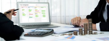 Ekip projesinin zaman çizelgesini gösteren bilgisayar ekranında canlı iş projesi yönetimi için proje planlama yazılımı