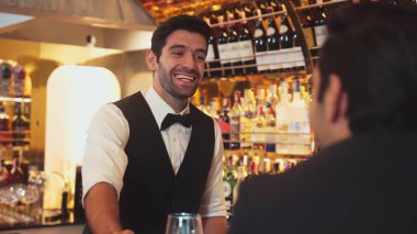 Lüks barlarda içki hazırlayan akıllı barmenlere odaklanırken aynı zamanda canlı ışıklandırma atmosfer şişesi ve bar arka planındaki VIP müşterilerle canlı sohbetler. Vinosity.