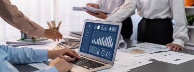 İç mimar tasarımcı grubu, daha kesin tasarım için planlar ve dizüstü bilgisayar ekran mimari yazılımı üzerinde birlikte tartışıyorlar. Modern ev tasarımı ve yenileme. İçgörü