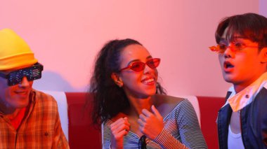 Liderli ya da neonlu ışıkla dans eden Asyalı adamla İspanyol kadının yakın çekimi. Profesyonel sokak dansçısı serbest stile ve canlı müziğe taşınırken gözlük ve bez takıyor. Mutluluk.