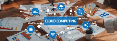 Analist ekibi, FBI Fintech 'i kullanarak mali konsolu inceliyor ve işaret ediyor. İş adamları iş görüşü için raporları inceliyor. Panorama çekimi. Dostluğu İncele