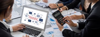 İş zekası ve veri analizi kavramı. Analizci ekibi laptop ekranında finansal veri analizi üzerinde çalışıyor. Etkili iş stratejik planlama için pazarlama göstergesi olarak. İçgörü