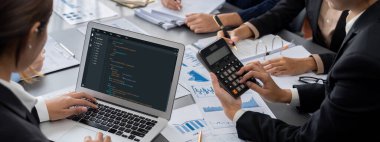 İş zekası ve veri analizi kavramı. Analizci ekibi laptop ekranında finansal veri analizi üzerinde çalışıyor. Etkili iş stratejik planlama için pazarlama göstergesi olarak. İçgörü