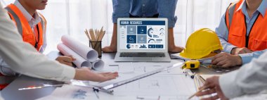 İnsan kaynakları yönetim yazılımı bilgisayar ekranında insan kaynakları çalışanlarının işe alım, maaş bordrosu, personel araması ve KPI değerlendirme çalışmalarını yönetmesine yardımcı oluyor