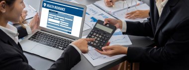 İş zekası ve veri analizi kavramı. Analizci ekibi laptop ekranında finansal veri analizi üzerinde çalışıyor. Etkili iş stratejik planlama için pazarlama göstergesi olarak. İçgörü