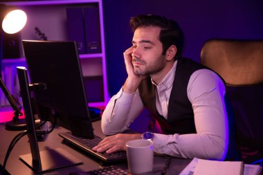 Pazar verilerini ya da e-postalarını analiz etmek için beklerken sıkılan işadamı, gecenin geç saatlerinde satış kanalı online ürün servisinde oluşturulan müşteriye e-posta gönderiyor. Tahmin et..