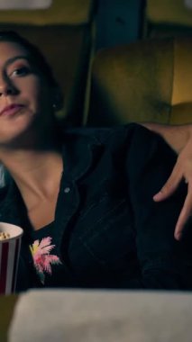 Sevgi dolu bir çift, sıkıcı bir film izler ve sinema sandalyesinde esner.