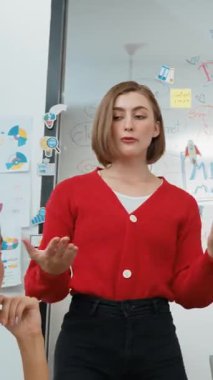 Yetenekli genç ve güzel iş kadını, yaratıcı iş toplantısında yakışıklı yönetici dinlerken zihin haritalama ve istatistiksel grafik kullanarak pazarlama fikrini kendine güvenle sunuyor. Tertemiz..