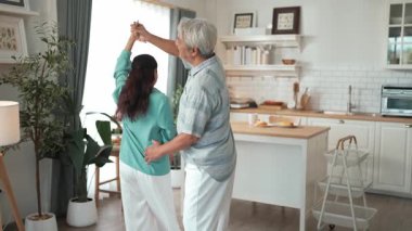 Mutlu dedem ve büyükannem evde el ele tutuşup dans ediyorlar. Sevimli son sınıf çifti, mutfağa destek olurken müzik eşliğinde vakit geçiriyorlar. Myrmidon.