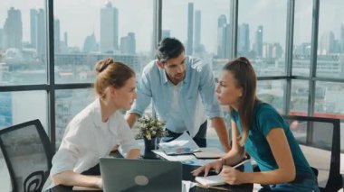 Yetenekli iş adamlarından oluşan bir grup pazarlama planı hakkında fikir paylaşıyor. Profesyonel iş ekibi birlikte çalışıyor, tartışıyorlar, toplantı masasında dizüstü bilgisayarla konuşuyorlar, şehir manzaralı belgeler hazırlıyorlar. İzleme