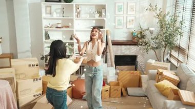 Genç ve güzel lezbiyen çift oturma odasında dans ediyor ve köpük saçıyor. Çekici oda arkadaşı müzik dinlerken yeni bir eve ya da daireye taşınıyor ve karton kutu dağınık. Myrmidon.