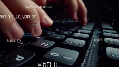 Bilgisayar klavyesinde çalışan ve soyut program kodları ve bilgisayar betiği gösteren bir adam tarafından bilgisayar programlama ve yazılım geliştirmenin yaratıcı görüntüsü