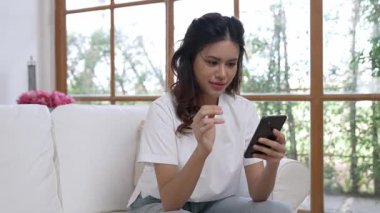 Genç bir kadın internet üzerinden alışveriş yapmak için internet üzerinden internet üzerinden internet üzerinden alışveriş yapıyor. Modern ve konforlu çevrimiçi alımlar güvenli ve uygun alışverişleri sağlar.