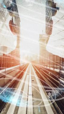 Gelecekteki bina inşaatı ve HUD hologram grafik tasarımı ile yaratıcı mühendislik projesi konsepti. İnşaat mühendisi, mimar ya da inşaat işçisi modern sivil teknoloji ile çalışıyor..