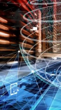 Yeni şehir yolunda gelecek araba trafiği için akıllı ulaşım teknolojisi kavramı. Sanal akıllı sistem, şehir sokaklarındaki araç verilerini birbirine bağlamak için dijital bilgi analizi yapıyor .