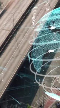 Geleceğin trafik kontrolü için akıllı ulaşım teknolojisi değiştirme konsepti. Sanal akıllı sistem sürücü için şehir caddesindeki araç verilerini bağlamak için sürüş bilgisi analizi yapıyor .