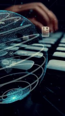 5G kablosuz bağlantı ve sosyal medya kavramını gösteren İnternet ağı modernizasyonunun grafiğiyle çalışan adam .