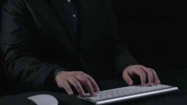 Profesyonel bir işadamı, bir dizüstü bilgisayarın klavyesinin üzerinde parlak bir hedef simgesi ve sanal arayüzün yer aldığı dijital pazarlama stratejisi sergiliyor ve yeniliği simgeliyor. Dörtgen