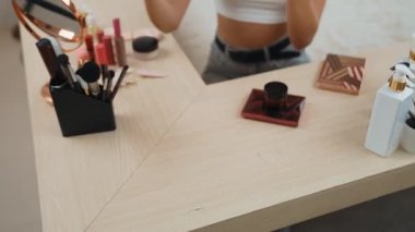 Sosyal medya için güzellik ve kozmetik video içeriği hazırlayan genç bir kadın. Güzellik blogcusu kameraya gülümserken seyircilere ve takipçilere güzellik bakımını gösteriyor. Düzenle