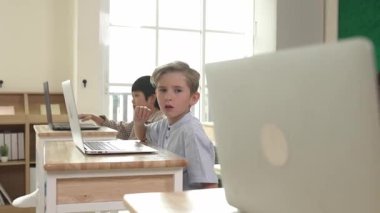 Akıllı beyaz çocuk, yapay zeka üretmek için mühendislik komut yazarak dizüstü bilgisayar kullanıyor. STEM teknoloji sınıfına katılırken çeşitli öğrenci öğrenimi ya da programlama sistemi eğitimi. Teknoloji. Pedagoji.