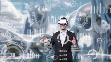 Finansal tablolarla pazarlama planını paylaşan ve konuşan zeki bir iş adamı. Teknoloji kullanarak fikir sunarken ayakta duran ve VR gözlük takan yetenekli proje yöneticisi. Aygıt.