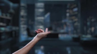 Bu video, modern ortamlarda teknolojinin ve insani yeniliklerin kusursuz bütünleşmesini sembolize eden dijital bir ilerleme çubuğuyla etkileşen robotik bir eli gösteriyor. Auvana