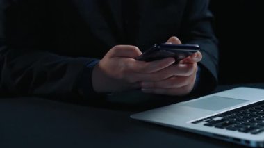 Verimli çalışma süreçleri için çevrimiçi belge dizinlerini yöneten iş adamı. Tüm önemli çevrimiçi belgelerinize kolayca güvenli ve hızlı bir şekilde erişim sağlayın. Kullanıcı Kimliği